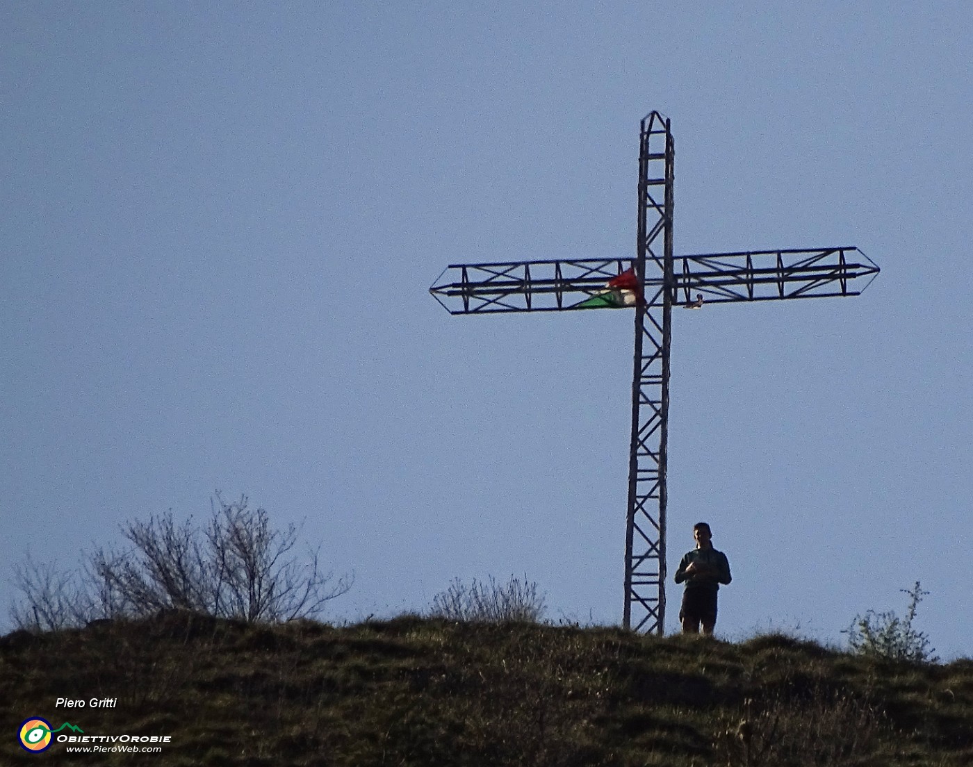 73 Da Pregaroldi zoomata al max sulla croce del Pizzo di Spino.JPG -                                